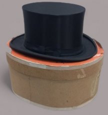 Aleisa hoge hoed in originele kartonnen hoedendoos Aleisa hoge hoed in originele kartonnen hoedendoos