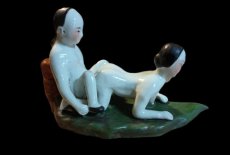 Chinese erotische scene in porselein.
