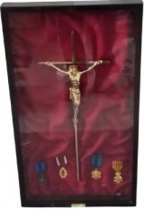displaykast met kruisbeeld en medailles