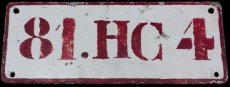 oude metalen nummerplaat