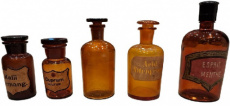 reeks van 5 oude apothekersflessen reeks van 5 oude apothekersflessen
